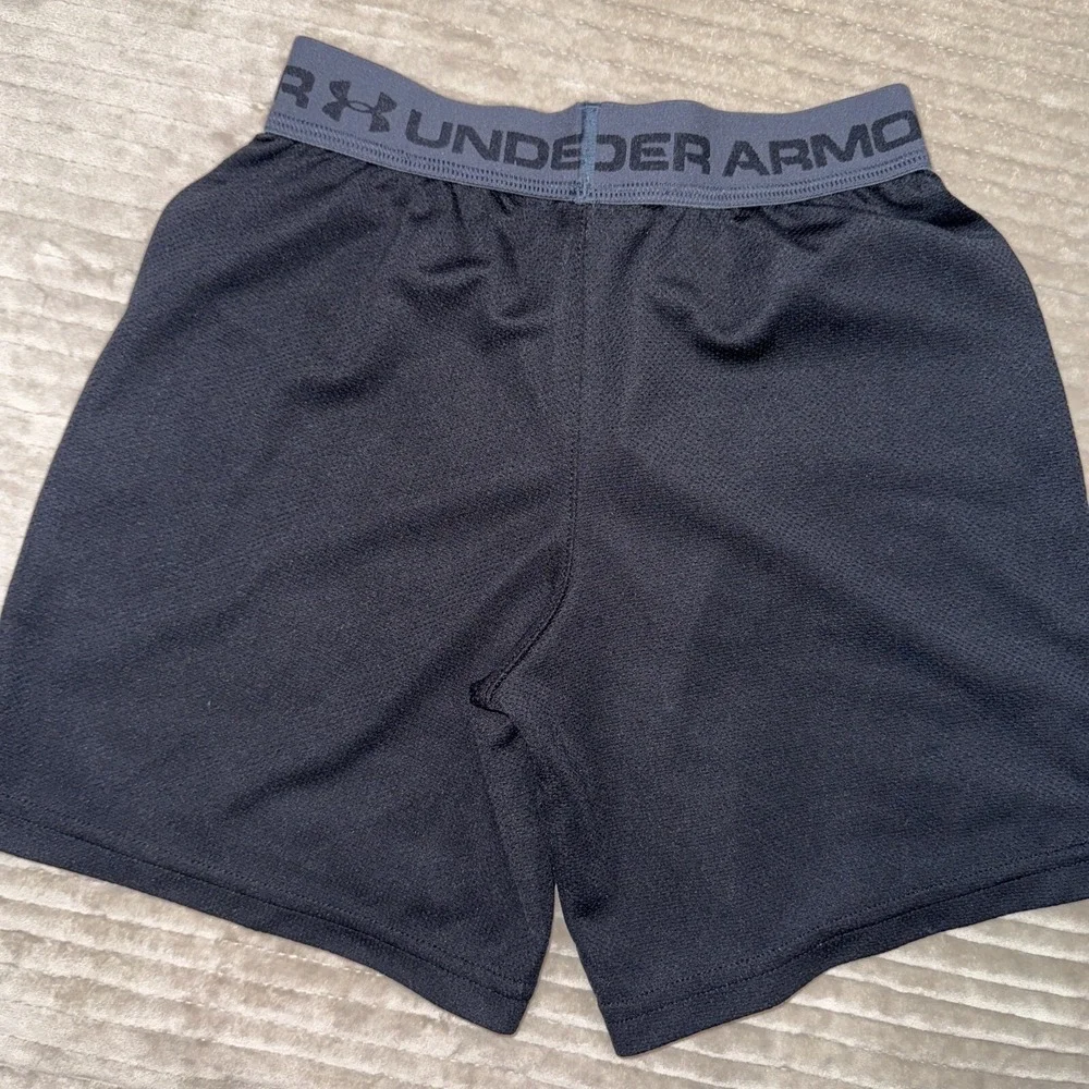 Under Armour Boys Athletic Shorts Size‎ YXS Youth Gray Black Basketball Heatgear